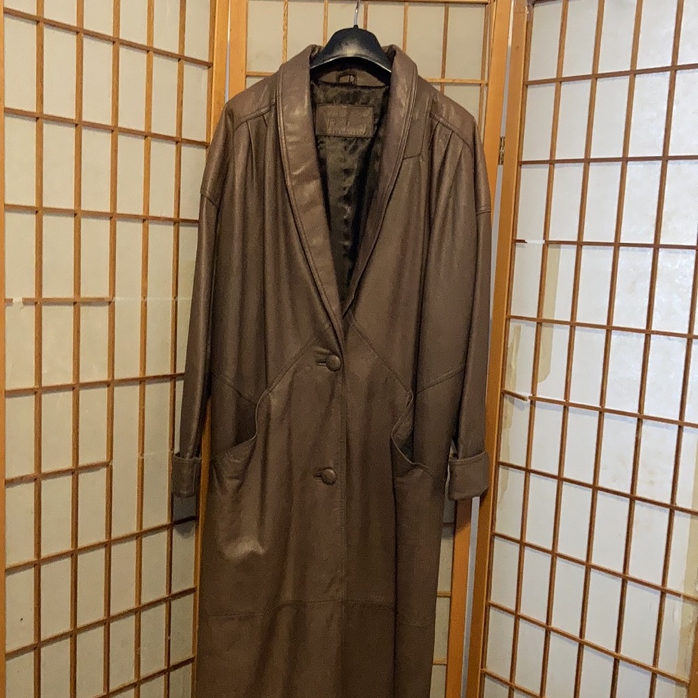 Vintage Jaqueline Ferrar long coat. Medium. Brown leather.
